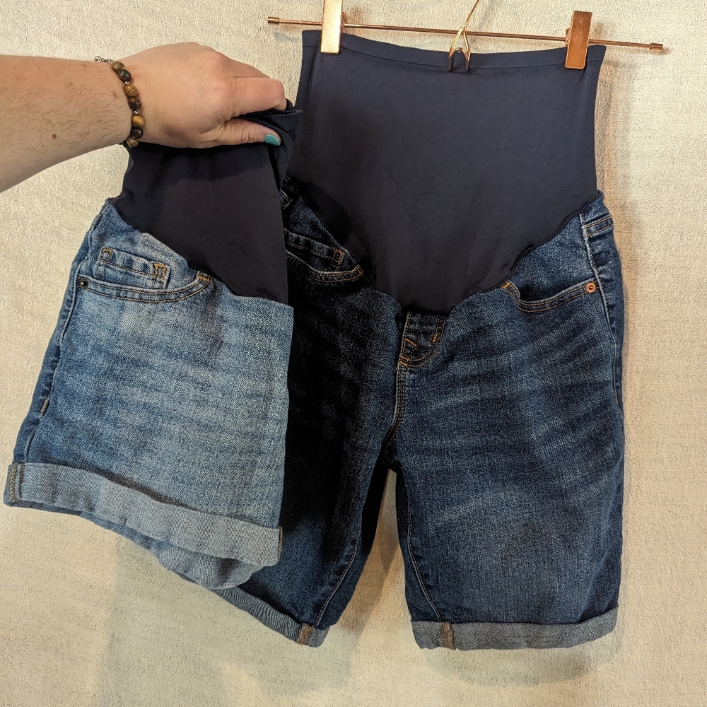 2 old navy maternity shorts size 2 (c)